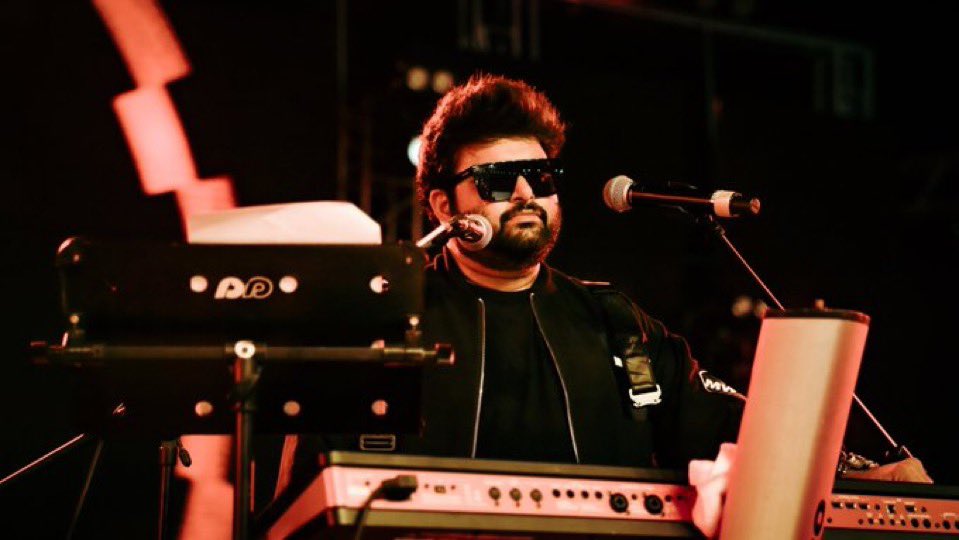 Supremo_TFG's tweet image. - #Dhop సాంగ్ ను ముందుగా నేను ఫోన్‌లో చూశా. ఈ పాటను చూసినప్పుడు నాకు కంట్లోంచి ఆనందబాష్పాలు వచ్చాయి.

- #RaaMachaMacha పాటను వైజాగ్, అమృత్ సర్‌లో 300 మందితో షూట్ చేశారు. 

- #NaanaaHyraanaa పాటకోసం ప్రయోగాలు చేశారు. ఆ పాటను న్యూజిలాండ్‌లో షూట్ చేశారు. 

- #Jaragandi పాట లీక్