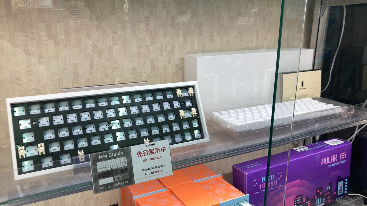 sofmap_pc_digi's tweet photo. 🎉先行展示情報🎉
とんでもない性能で話題の #MMStudio M6Lite+の先行展示を開始いたしました🤩
カーボンプレートの見た目がとにかくかっこよすぎる( ゚Д゚)‼️
キーボードの組み立て🔧めちゃ楽しいので発売された際はぜひご検討ください👀
AKIBAパソコン・デジタル館6Fにて展示中✨
#ソフマップ https://t.co/qlX4xXjgEf