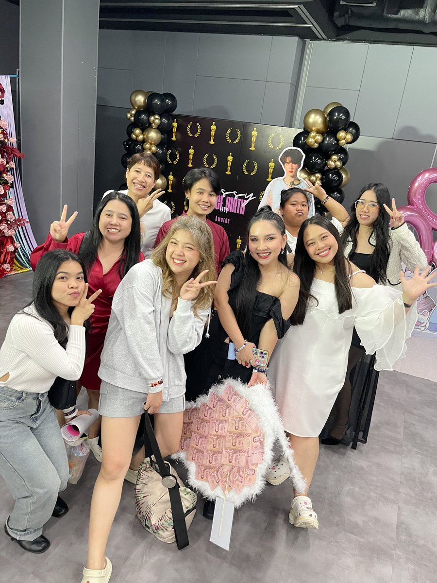 winemoho's tweet photo. ก่อนหมดปี อยากขอบคุณบุคคลกลุ่มนี้ ที่พึ่งรู้จักกันไม่นาน แต่มิตรภาพมันดีมากจนอธิบายออกมาไม่ถูก รักทุกคนมากๆ ดีใจที่ได้รู้จักกัน ขอบคุณมอสแบงค์และเดอะดราก้อนที่ทำให้มีครอบครัวที่น่ารักขนาดนี้ ปีหน้าไปเที่ยวด้วยกันอีกเยอะๆเล้ยย 💕 ขอบคุณมี๊ออน @mafia_anp ที่เวลคั่มหนูในวันนั้น https://t.co/KINBBwyNMF