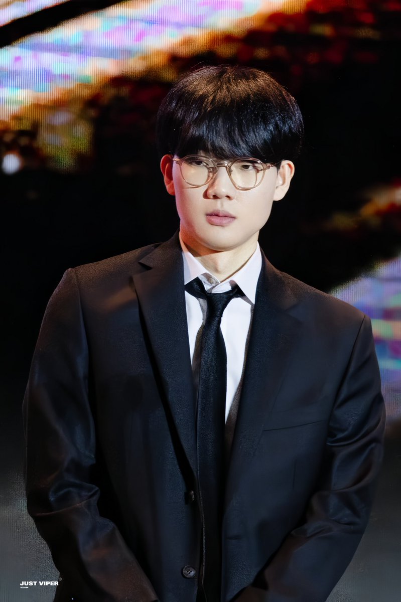 justforviper3's tweet photo. 241229 LCK 어워즈 

👏

#바이퍼 #HLE #Viper #LCKAwards #팍도현 https://t.co/dlPOcfqYdh