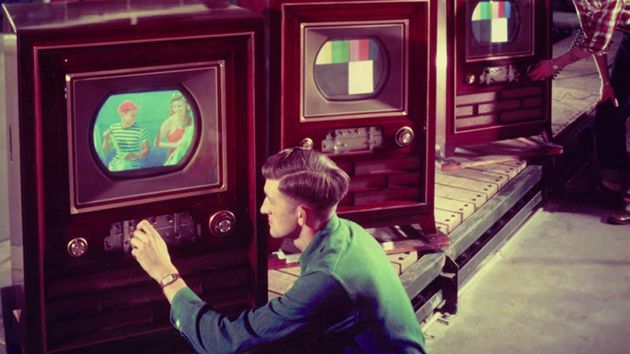 mariobianchi18's tweet photo. Il #30dicembre 1953 venduto il primo #TVcolor. Costa 1.200 $ (oggi 28.000). Per un'abitazione di medie dimensioni ne occorrevano circa 17.000, un'autovettura berlina costava 1.800 $ ed il salario medio era di circa 4.700 $. In Italia le trasmissioni a colori inizieranno nel '77. https://t.co/rqR510ovHM