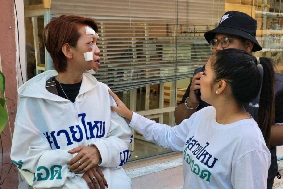 ThaigerNews's tweet image. A Thai tour guide claims she was drugged and robbed by a taxi driver in Bangkok, waking up with injuries and missing valuables. Police are investigating, but have yet to catch the suspect. What do you think about taxi safety? #BangkokCrime #TaxiSafety #ThailandNews