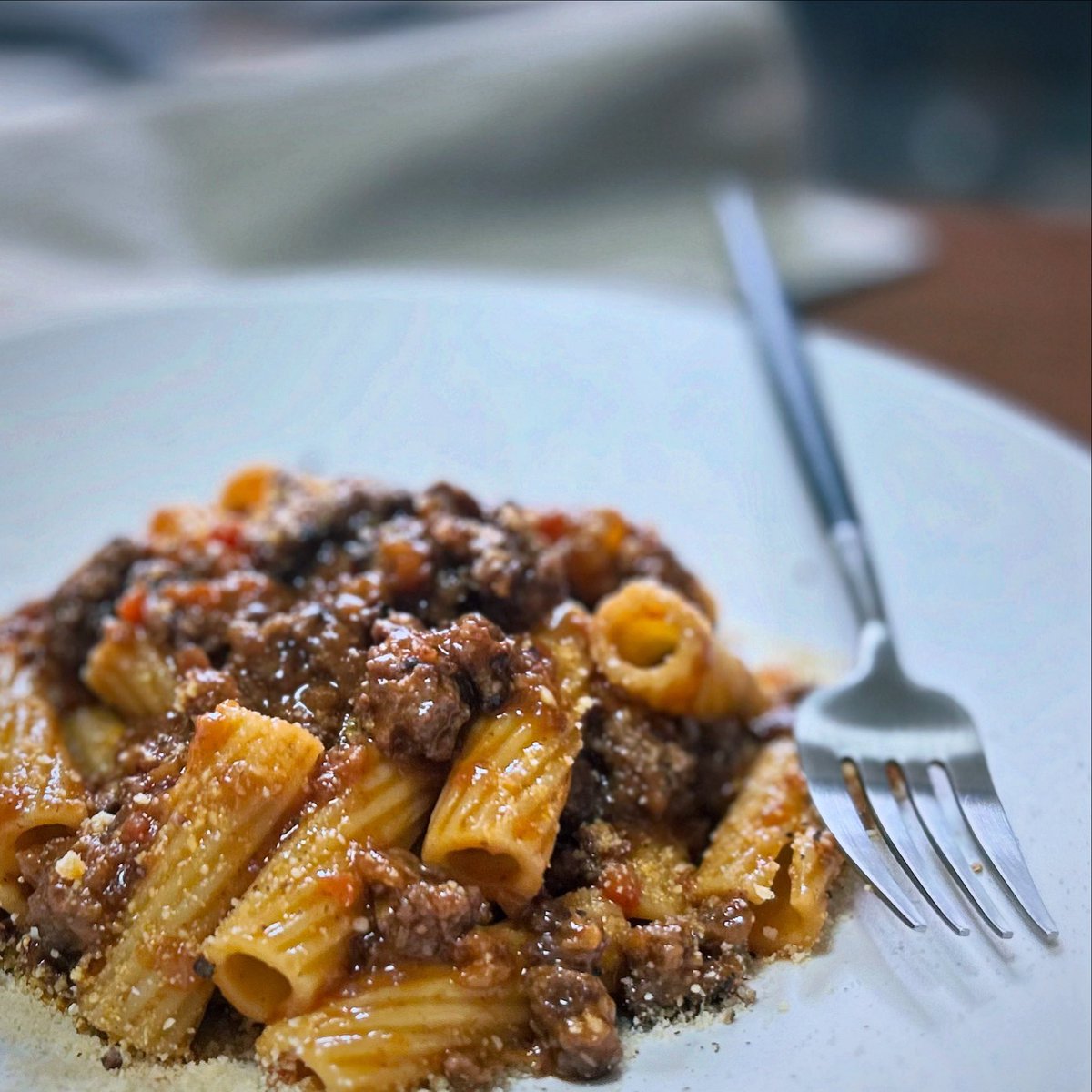 kouji0923's tweet photo. 今日の昼ごはんは#rigatonialragù (リガトーニのラグーソース)を作りました🇮🇹肉肉しいラグーソースがもちもちの#リガトーニ と相性ばっちりで最高でした👌👍今夜は友達と#久留米 で#プチ忘年会 今年最後は飲むぞぉ🍻🍻
#昼ごはん #ひるごはん #パスタ #おうちごはん #おうちごはんlover #ボロネーゼ https://t.co/PaQuMbTLDt