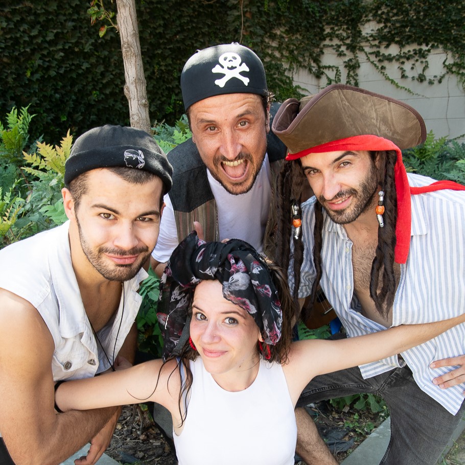 Activitats d'avui, dia 30 desembre a Amer 
17 h – Espectacle familiar, LA COLLA PIRATA, a càrrec de Pepitu i Marieta al Teatre El Casal d'Amer. 
Entrada a taquilla
17:00 a 21:00 h – Donació de sang a la Sala 1 d'Octubre.