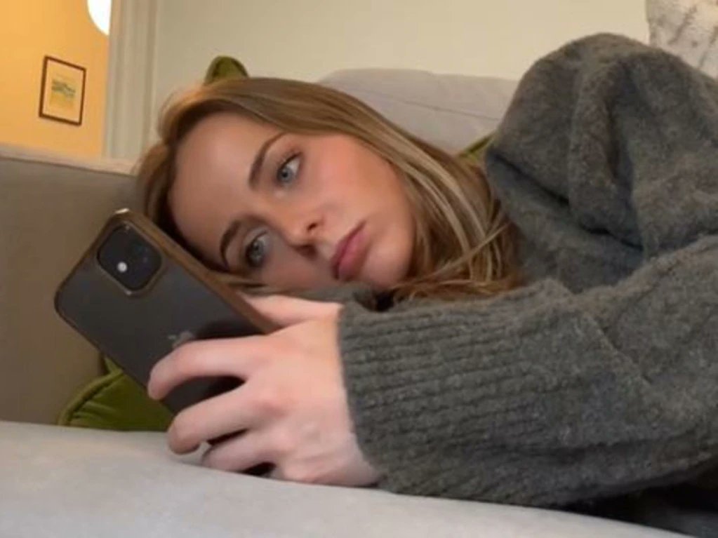 Yikes - experts believe doomscrolling isn't just mindless, it might actually dull cognitive function!! #digitallife #digitaldetox ow.ly/8zFn50UxMFq