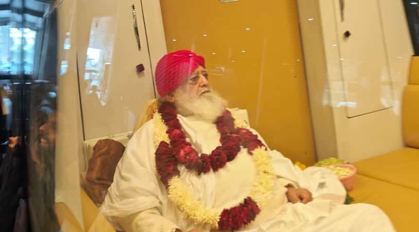 जोधपुर में भीषण ठण्डी पड़ रही है। हार्ट के मरीज़ के लिए ठंड प्राण घातक माना जाता है। ऐसे में बापूजी को माधव बाग लेकर जाकर जोधपुर जेल में पहुँचाने का काम अर्जुन एंड टीम कर रहा है। और साधक समाज मूक दर्शक बनकर बैठा है! क्या साधकों की गुरु भक्ति केवल बापूजी के दर्शन के लिए पहले वज्र