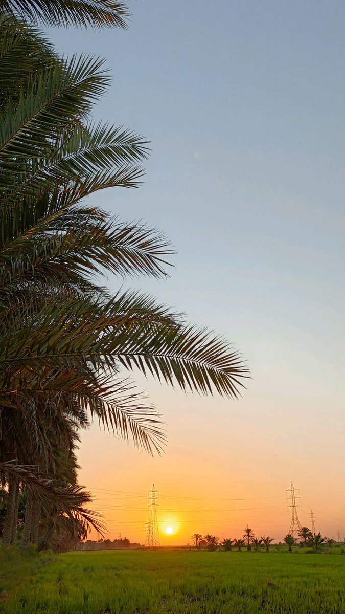 هنـــــــــاك 
حرف يغير معنى كلمة 
وهناك شخص يغير معنى الحياة باكملها
الارواح الجميلة لا تحتاج الى مقدمات حتى تدخل القلب 
وقد يكون للوجوه اربعين شبيه لكن تبقى الروح بلا شبيه
فالجمال ليس بإمتلاك وجه جميل بل بإمتلاك قلب طيب وعقل جميل وروح طيبة

صباح الخير ❣️