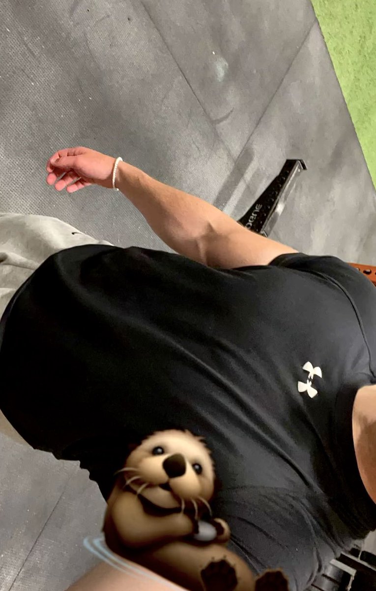 shrettr's tweet image. these gym goers are unaware that im off 7 gas station pills