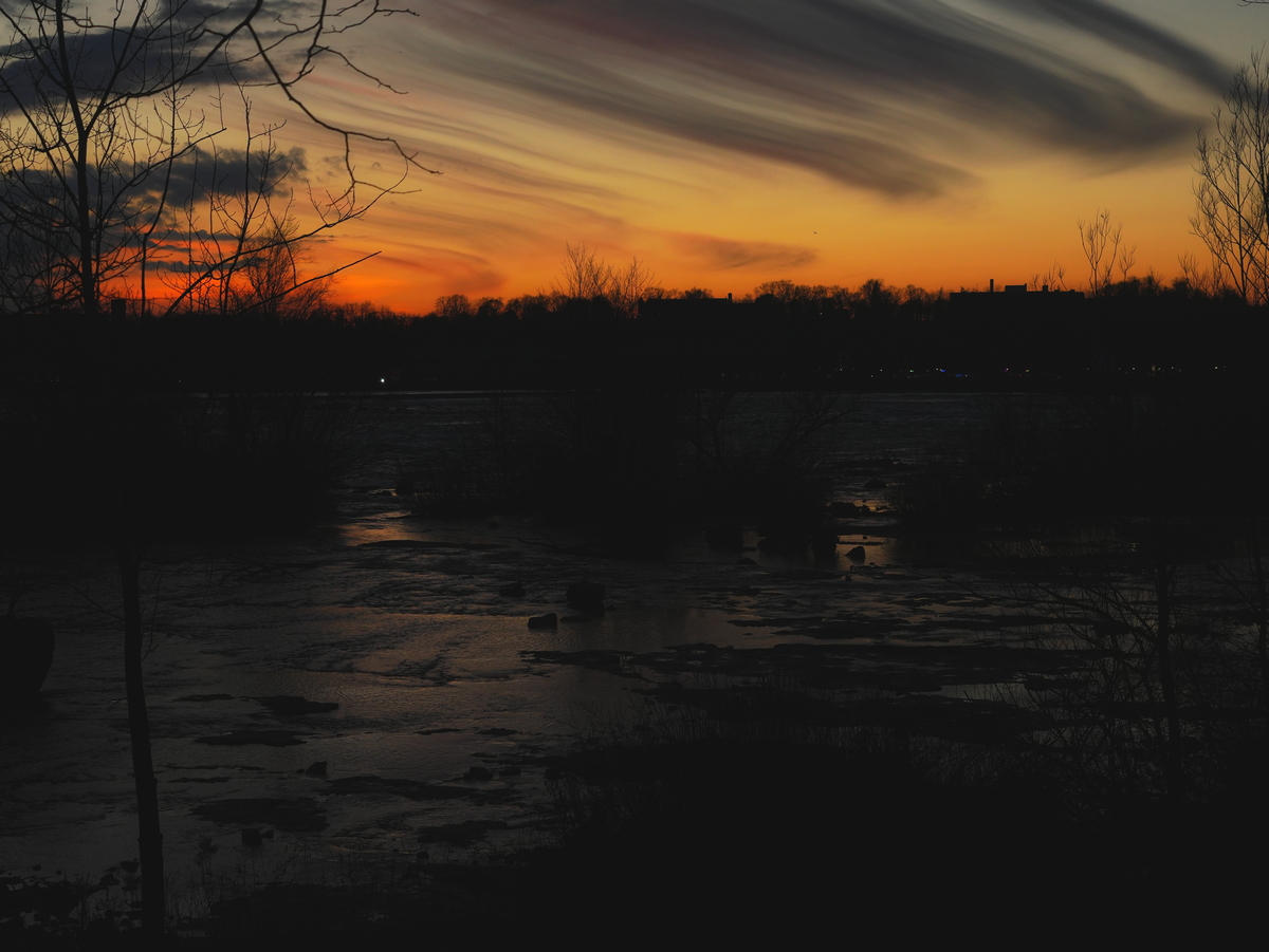 FototakerTony's tweet photo. Another blazing memory of yesterday's #sunset. Today it's been raining and overcast, so NO sight of the Sun or anything today! Over 3/4 of an inch has fallen in my area and it's not midnight yet! #destinationNiagaraFalls #WNY @GoatIsland @NiagaraFallsUSA #justLook #justEnjoy https://t.co/wFLNeNDEmB