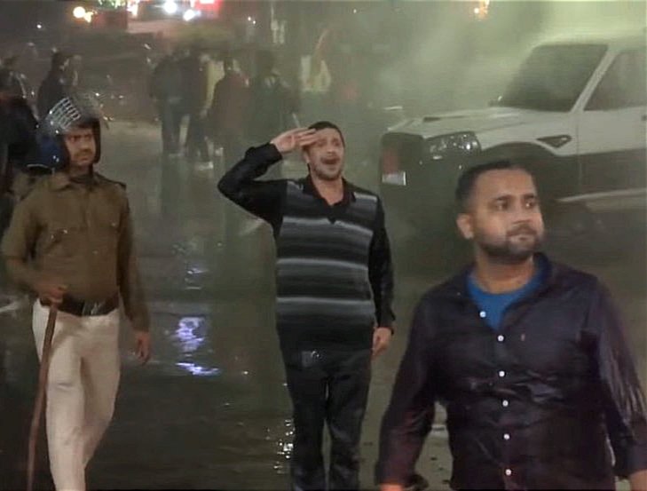 DrArunaTripathi's tweet image. एक आँसू भी हुकूमत के लिए ख़तरा है
तुम ने देखा नहीं आँखों का समुंदर होना।
ये तस्वीर शान्तिपूर्ण विरोध की एक मजबूत अभिव्यक्ति है।
#BPSCRexamForAll
#BPSCStudentsProtest