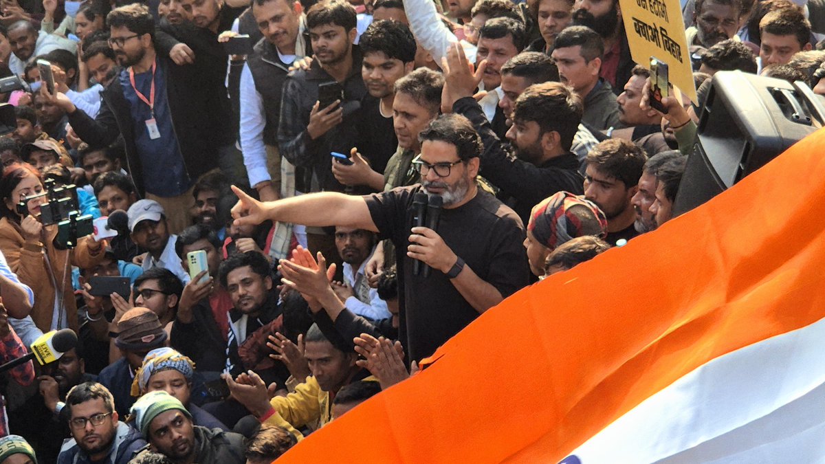 Divyaprakas8's tweet photo. #PrashantKishore को प्रशांत किशोर "पांडेय" होने से हो रहा है नुकसान!!

जो पटना की छात्र राजनीति जानते है उन्हे पता है की पटना की छात्र राजनीति में छात्रों के बीच सिर्फ इसलिए ही वो नही है स्वीकार्य।

कल शाम से खिलाफ मे ट्विट और कमेंट कर रहे ट्विटर हैंडल्स को देखिए, खिलाफ मे बयान देने वाले दो वीरों को सुनिए। अगर हल्की राजनीतिक समझ भी आपमे है या आप बिहार की राजनीति को समझते है तो समझ जायेंगे की हो क्या रहा है।

और यही सब करीब से देख कर झुंझलाहट में प्रशांत भी कल रात से अपरिपक्व की तरह बोल रहे हैं।

अगर सिर्फ़ इसी साल लाठी खा कर एग्जाम किसी भी हाल में रद्द कराकर एनडीए अथवा मौकापरस्त राजद की सरकार बनवानी है और अगले वर्ष फिर से यही सब करना है तो करिए विरोध पीके का। वैसे भी राजद और कांग्रेस के शासनकाल मे कितने वर्षों तक नियमित BPSC परीक्षाएँ हुई थी? पंचायत चुनाव कितने वर्षों तक रद्द रहा? 

पाँच वर्षों में अनेक मौकों पर कभी शिक्षकों पर तो कभी छात्रों पर लाठी चलवाने वाली NDA सरकार का जवाब RJD कभी नही हो सकता है, ऐसे में अगर "संपूर्ण क्रांति" लाना है तो प्रशांत किशोर को इस आंदोलन से जोड़कर चलना ही होगा।

अब आप गाली दिजीए या जो मर्जी बोलिए लेकिन यही यथार्थ है और यही बिहार के लिए शर्मनाक है!

#BiharPolitics #BiharProtest #BPSCStudentsProtest #JanSuraaj #BPSC_PAPER_LEAK #BPSC70th #BPSCProtest #PatnaLathiCharge