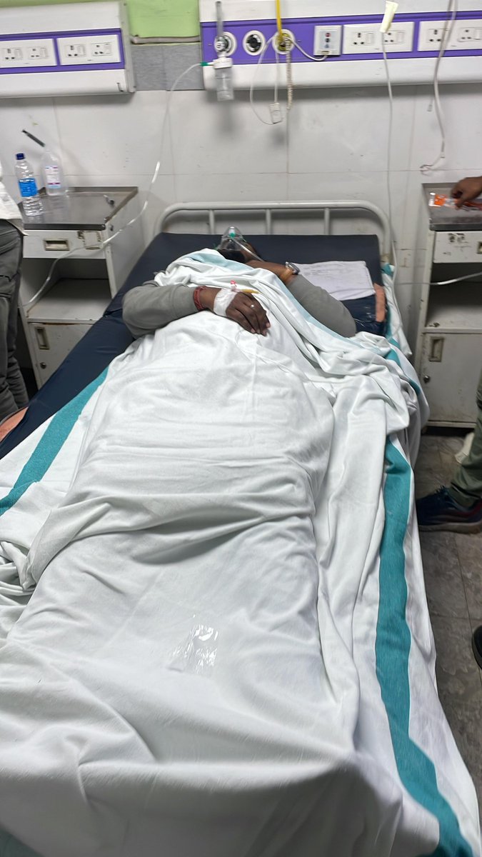 PratikVoiceObc's tweet image. कल बीपीएससी आंदोलन में घायल छात्रों की तस्वीरें देखिए।  क्या यह हल्का बल प्रयोग है @dm_patna सर..? आप तो ऐसे अधिकारी नहीं थे सर.
#BPSCRexamForAll