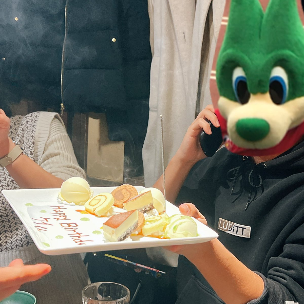 prima46poco's tweet image. ベトナム遠征🇻🇳お疲れさま会

スタジアムで出会ったりご縁が深まったり
意気投合しすぎて他愛ないことで笑いすぎるし、熱く闘いを共にする心強い仲間❤️‍🔥

滞在中、毎晩飲み明かしたり観光したり濃密すぎる日々だった

あの日あの場所で出会ってくれてありがとう！
2025年も、共に🤝🏻♦️

#continue