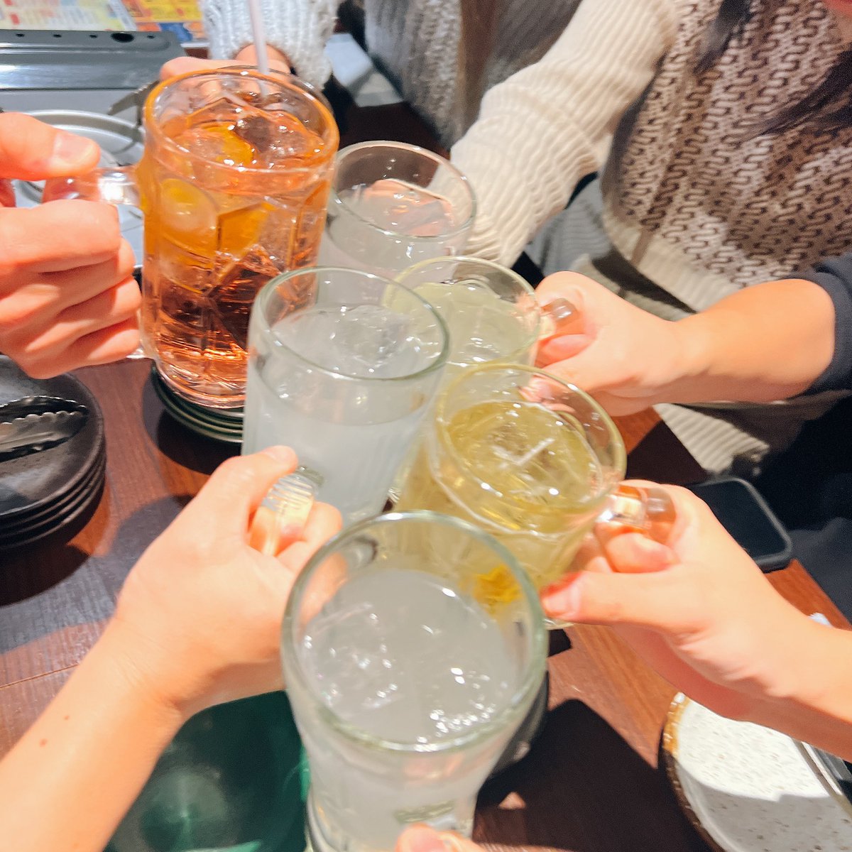 prima46poco's tweet image. ベトナム遠征🇻🇳お疲れさま会

スタジアムで出会ったりご縁が深まったり
意気投合しすぎて他愛ないことで笑いすぎるし、熱く闘いを共にする心強い仲間❤️‍🔥

滞在中、毎晩飲み明かしたり観光したり濃密すぎる日々だった

あの日あの場所で出会ってくれてありがとう！
2025年も、共に🤝🏻♦️

#continue