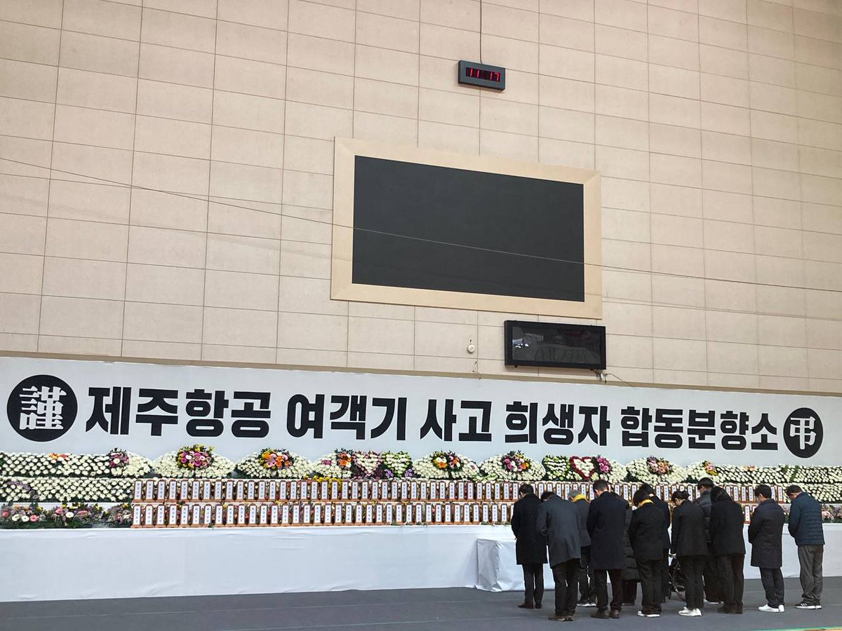 정의당 권영국 대표와 전남·광주 의원단 및 당직자 등은 오늘 오전 11시 15분 제주항공 여객기 참사 희생자 합동분향소(무안종합스포츠파크 실내체육관)를 찾아 희생자들의 명복을 빌고 유가족에게 애도의 뜻을 전했습니다.