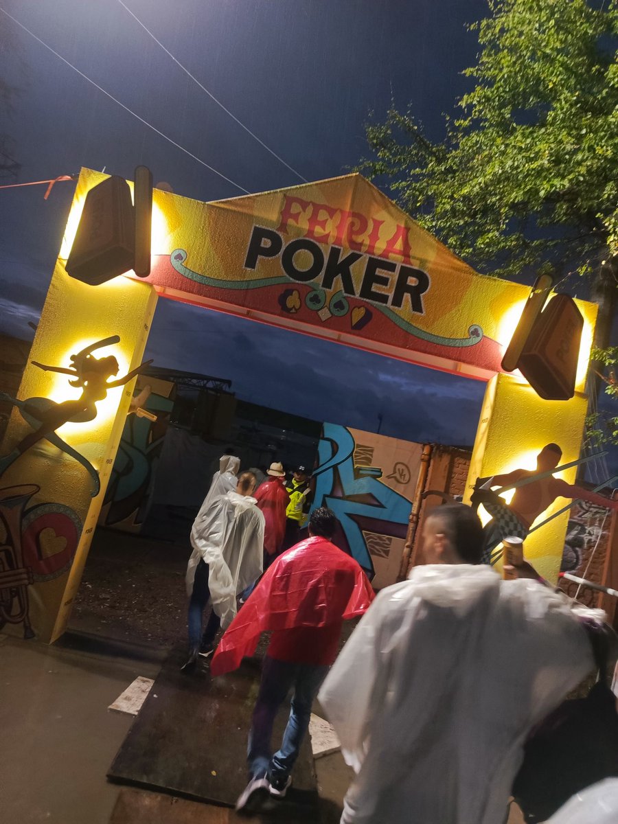 GeankaFF's tweet photo. Hey parceros @CervezaPoker gracias por éste súper evento. 

LA PASE RE CHIMBAAA
Desde gozar con Dj Holmes
Soltar ese sentimiento con Joaquín Guiller
Recordar esa época de antes con J Álvarez
Y cantar a todo pulmón con Guayacán Orquesta

NI LA LLUVIA NOS DETUVO https://t.co/23du5pKrZn