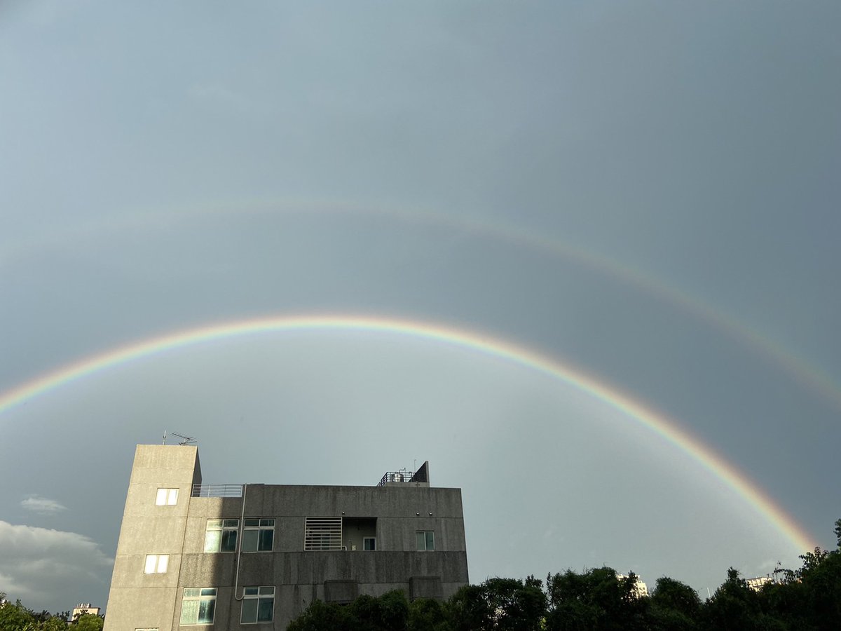 一道彩虹將天空一分為二，這算絕景吧？