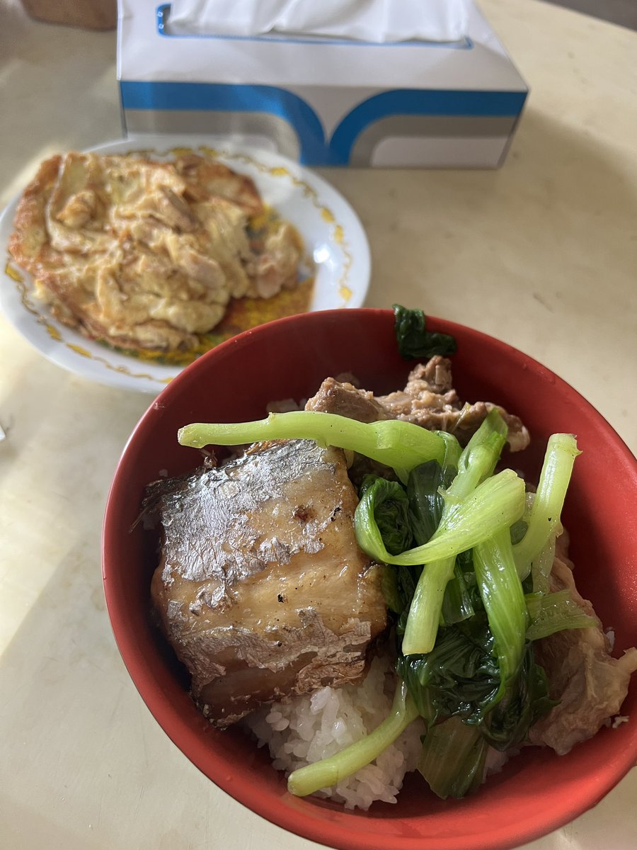 簡單弄一下 魚是阿嬤煎的 然後自己又炒了一道菜跟煎了一道鮪魚蛋
 #庫路吃飯囉