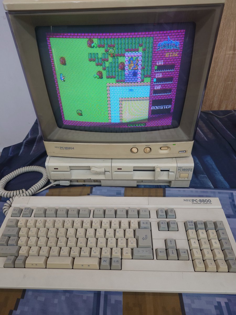 itiniisan's tweet photo. 秋葉原のEGG展
行ってきた〜
稼働する PC-8801FEあって感動
プロジェクトEGG展disk1.5 ～レトロPCゲームの世界～
2024.12.27(金)～2025.1.13(月・祝)
#EGG展 #PC88
#HYDLIDE
懐かしい
ハイドライド と XANADU やりたい https://t.co/TLSkK1A9Bd
