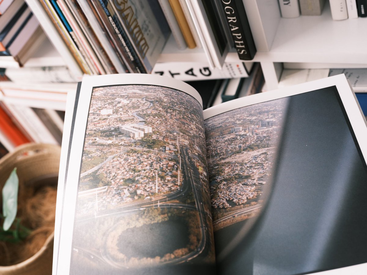 たくさんの方の力を借りて、なんとか年内に完成。フィリピン北部高原地域の、視覚障害当事者コミュニティとの民族誌フィールドワークを通して、そのケアと社会運動を「内側から」捉えた、テクストと写真による映像民族誌です。

PHOTOBOOK, OUR CO-BLIND
studioboukei.square.site/product/photob…