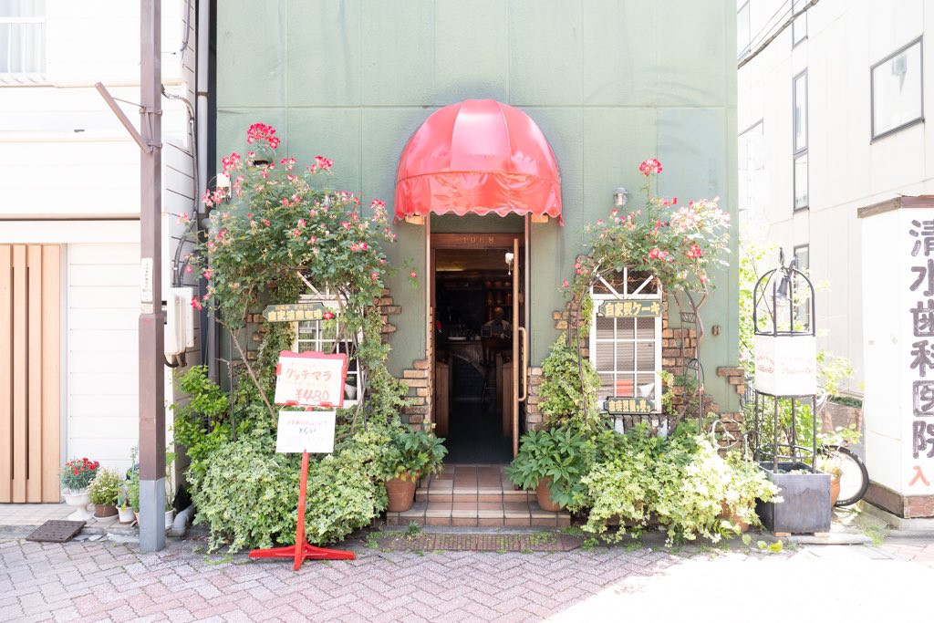 Mthly_Nostalgia's tweet photo. 北千住の老舗喫茶店「コーヒーワークショップ・シャンティ」

1968年創業、赤いテントが目印の温かな空間で、マスター夫妻の優しい笑顔に出会えます。
自家焙煎の珈琲20種類以上、手作りケーキに心温まるサービス✨ 半世紀以上愛され続ける理由が詰まった素敵な喫茶店です❗️

https://t.co/QndSecESSt https://t.co/opEUd2T0DV