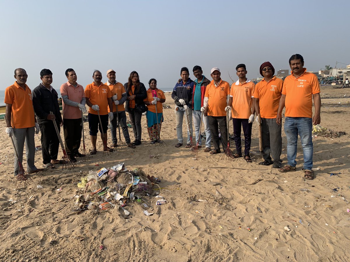 SureshNanda20's tweet photo. Cleaning work at Penthakata Sea beach, Puri by our Organisation Hope Is Life .  @narendramodi @PMOIndia @CMO_Odisha @dm_puri @puriulb @mopuri_odisha https://t.co/6V6ox4VaI9