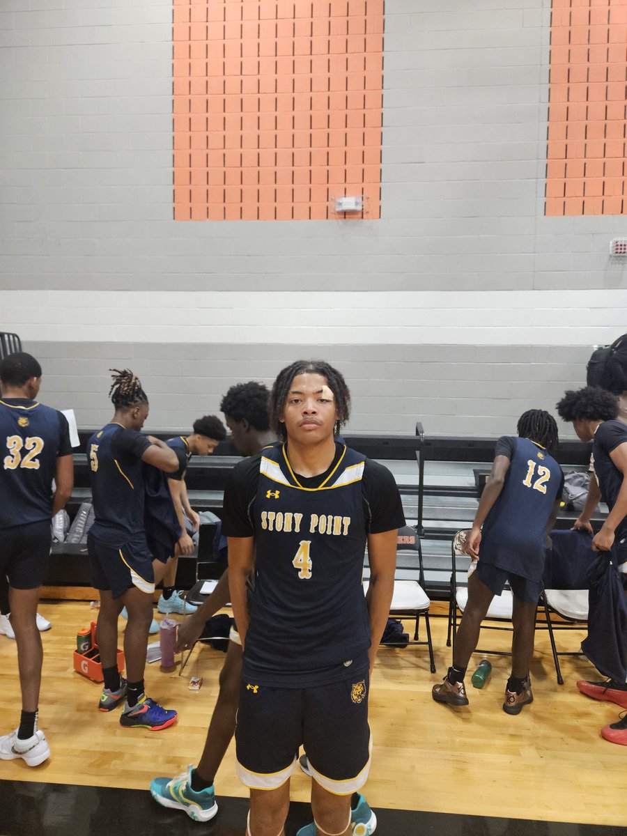 TaylorMade Pick 

#InSeasonShowcase 

Heritage 82  Stony Point 75 OT

Elijah Clemons 6'3 G 2025 Stony Point HS

- Defending 
- Playing on and off the ball 

Go to taylormadehoops.com to check out his Player Evaluation 

College Coaches 👀