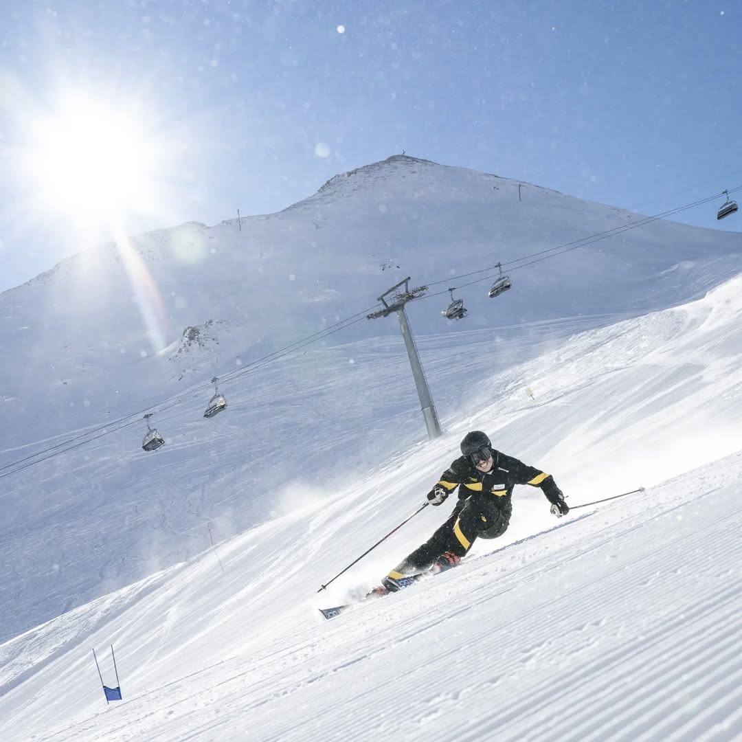 visitgraubunden's tweet photo. Who's skiing in Switzerland this winter? 🙋🏻‍♂️ Let us know in the comments 👇🏼

📸: @zoggski

#samnaun #graubunden #visitgraubunden #swisstravel #adventuretravel #Switzerland #swissalps #luxurytravel #winter #skiing https://t.co/yXkVMqccXF