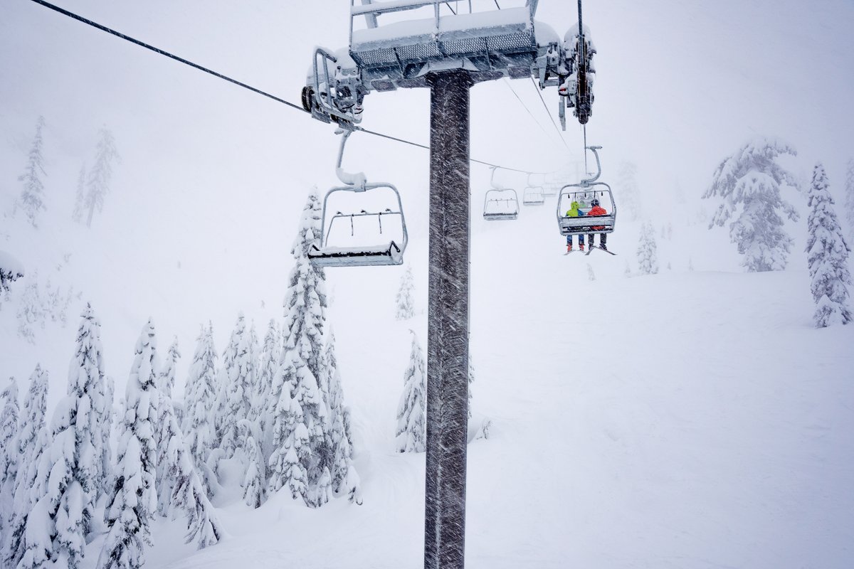 SummitSnow411's tweet image. New snow, new chair. Come enjoy both tomorrow for Alpental's first Monday of the season!