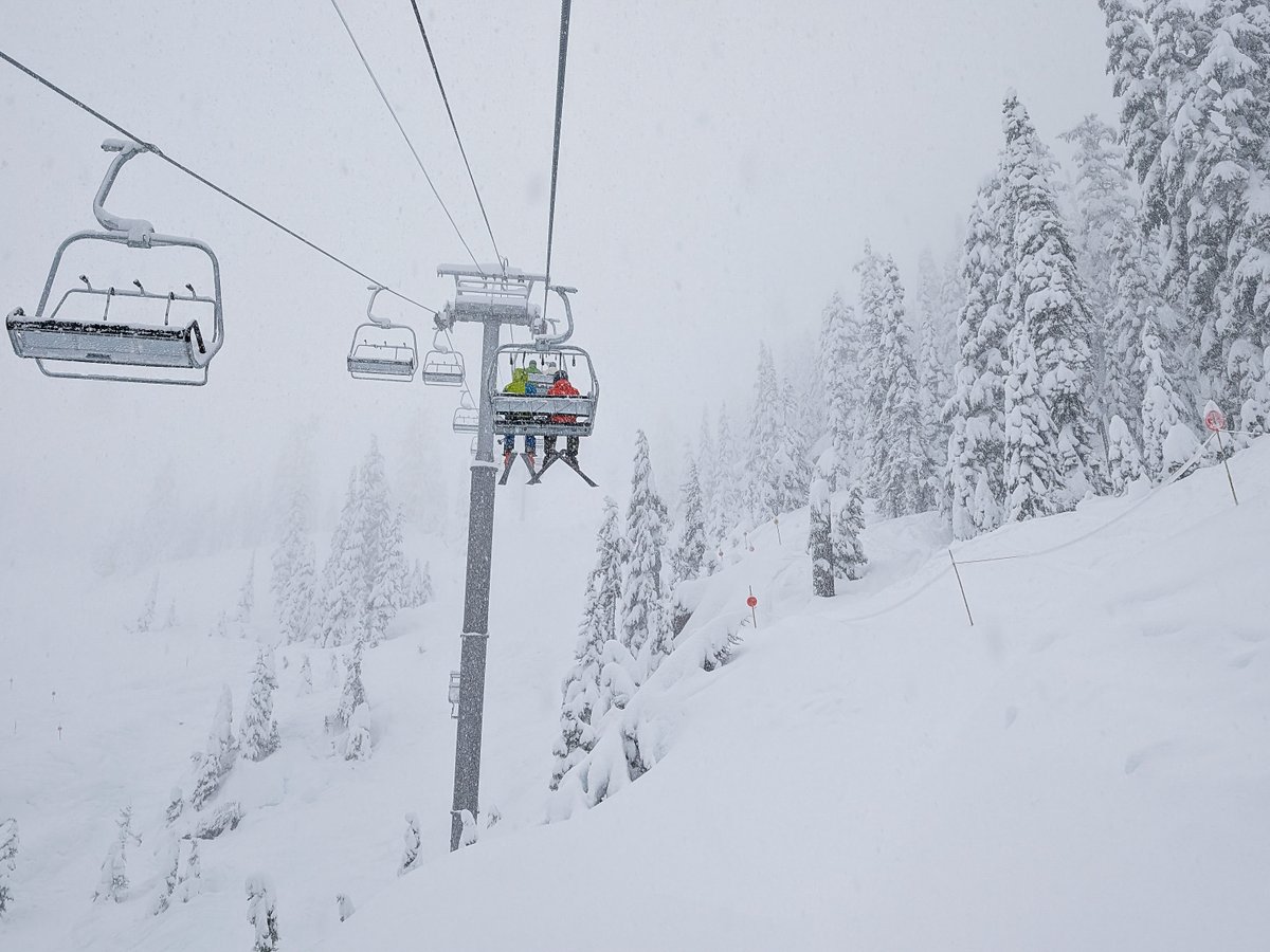 SummitSnow411's tweet image. New snow, new chair. Come enjoy both tomorrow for Alpental's first Monday of the season!