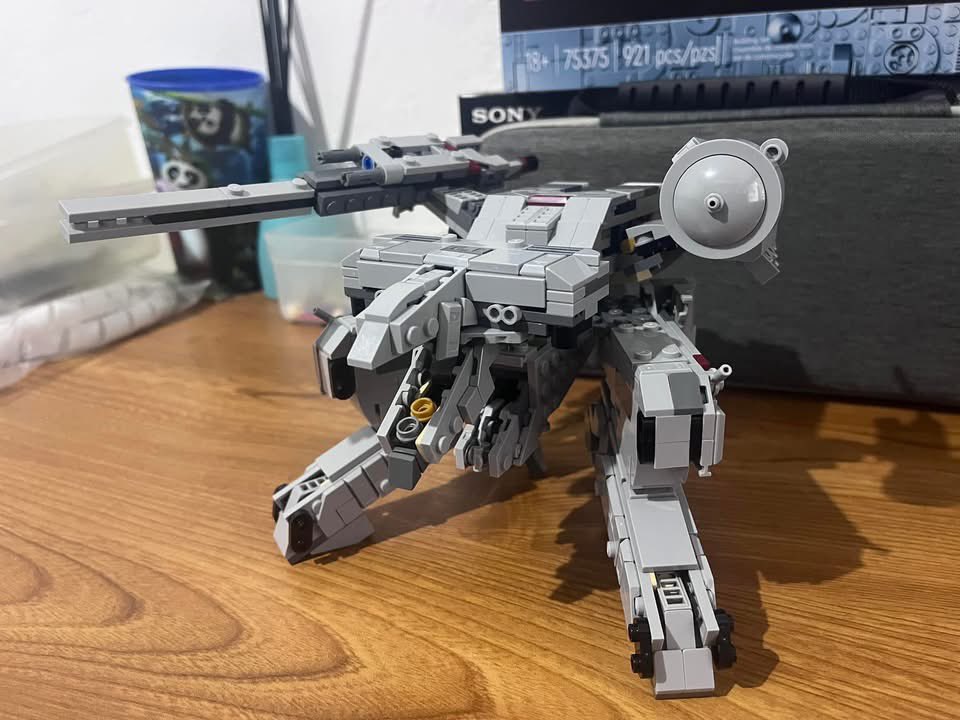 MgsOuterHaven's tweet image. My girlfriend got me this set for Christmas just because I saw this build.  You can get his instructions online for a couple bucks.  He does a bunch of alternative builds, they&apos;re amazing, but who is the guy ? Is it real ? #Lego #MetalGearSolid #MilleniumFalcon