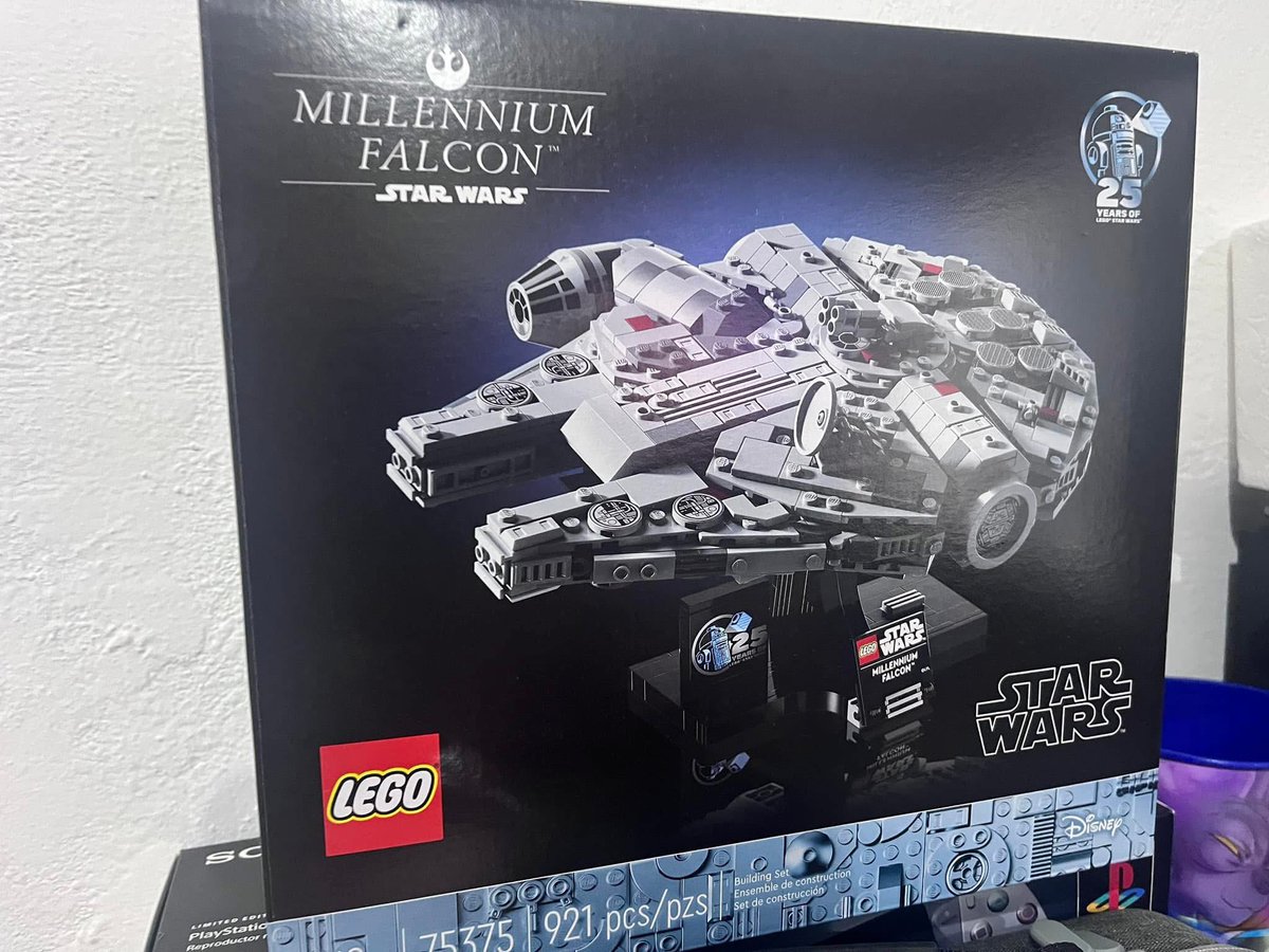MgsOuterHaven's tweet image. My girlfriend got me this set for Christmas just because I saw this build.  You can get his instructions online for a couple bucks.  He does a bunch of alternative builds, they&apos;re amazing, but who is the guy ? Is it real ? #Lego #MetalGearSolid #MilleniumFalcon
