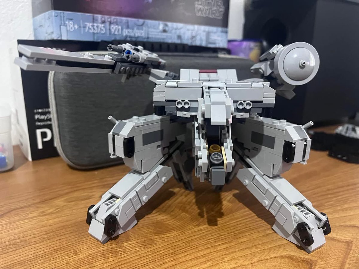 MgsOuterHaven's tweet image. My girlfriend got me this set for Christmas just because I saw this build.  You can get his instructions online for a couple bucks.  He does a bunch of alternative builds, they&apos;re amazing, but who is the guy ? Is it real ? #Lego #MetalGearSolid #MilleniumFalcon