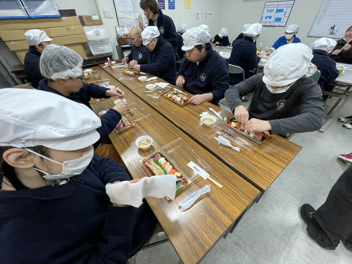 i_irushimu's tweet image. 今年最後のいるしむ🫡

今年最後のいるしむでは、大掃除をメインにお昼はお寿司🍣を食べて解散しました♪
皆様今年一年ありがとうございました！
また来年もいるしむをよろしくお願い致します🤲
＃Ｂ型　
＃就労継続支援