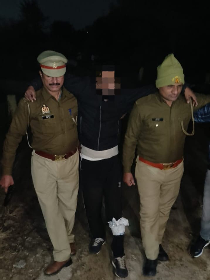 AnnuChaudhary08's tweet photo. #थाना टीलामोड पुलिस टीम द्वारा #गौकशी करने वाले 02अभियुक्त मुठभेड़ के दौरान गिरफ्तार,कब्जे से 01 तमंचा,02 जिंदा कारतूस,01 खोखा कारतूस  घटना में प्रयुक्त 01 होंडा सिटी गाड़ी की डिग्गी से गोकशी में प्रयुक्त होने वाले औजार बांधने की रस्सी बरामद 
#धन्यवाद @Uppolice 
@ghaziabadpolice https://t.co/xu4XRt996i