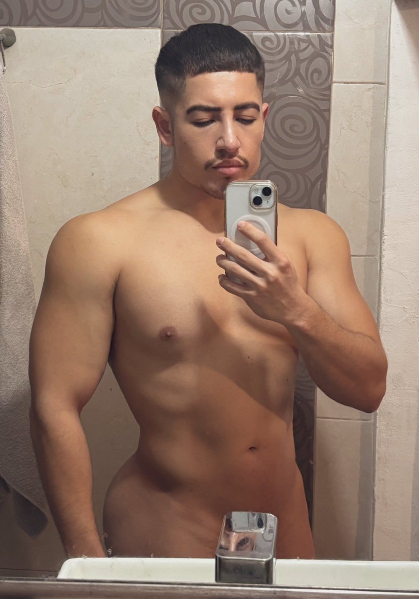 HugoAdanRodrigz's tweet photo. Buenas noches 😴
Ya casi se termina el año 🫨
.
.
.
#mirrorselfies #buzzcut #latino #culon https://t.co/Vm9xD9frCy