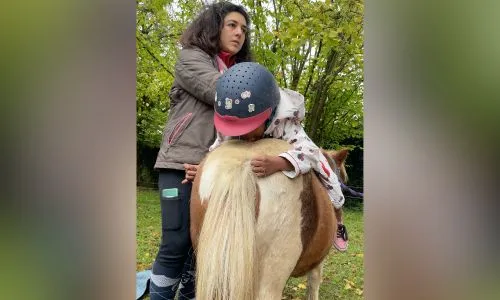 Handicap_fr's tweet photo. Reportage: sourds-aveugles, ils communiquent grâce au cheval https://t.co/eTjMXQq5R5 https://t.co/vzWe73PVn1