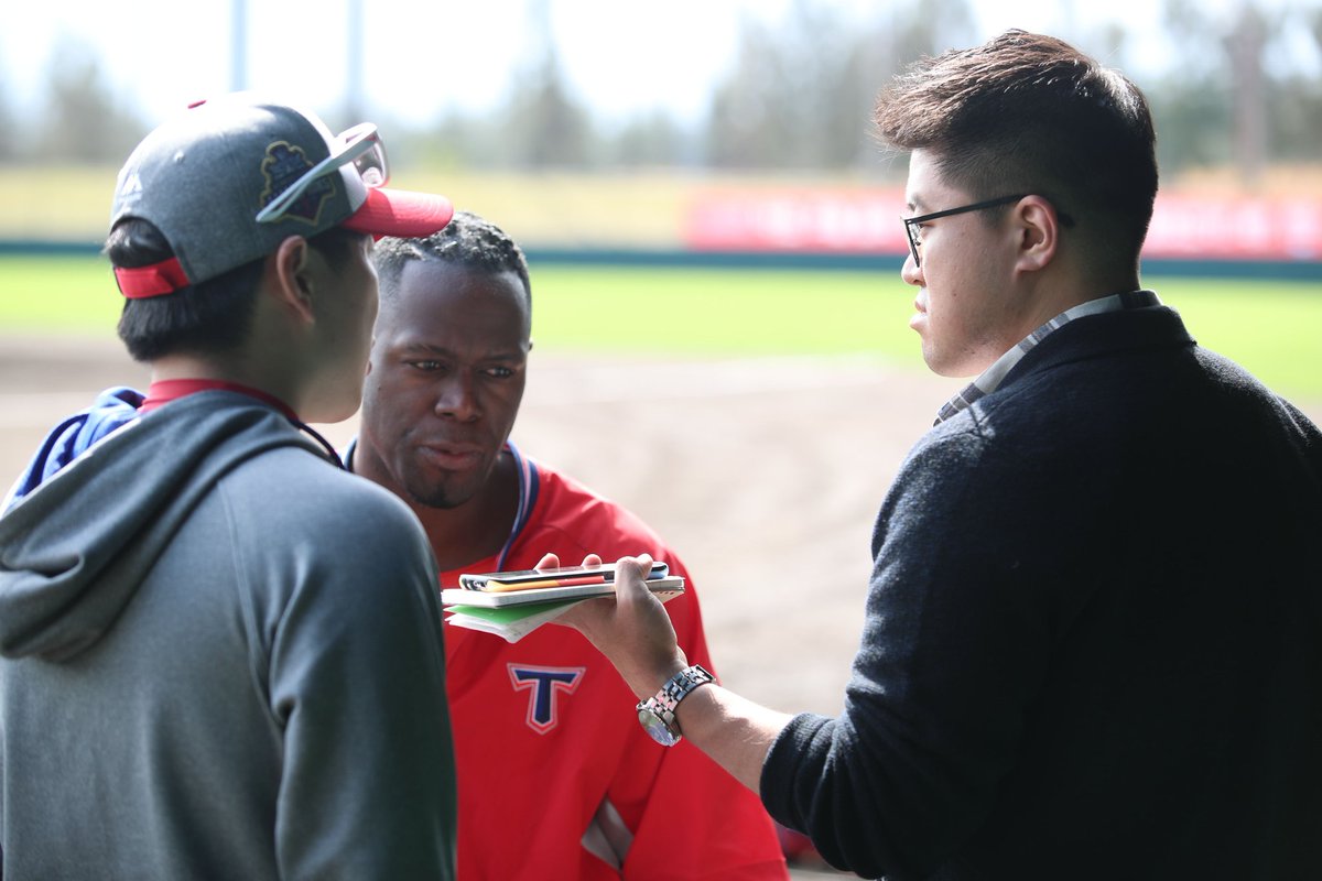 2017년 우승을 담당 기자로 봤고, 2018년까지  KIA타이거즈를 담당했다. 늘 그분의 도움이 내 KIA 기사에는 묻어있었다. 오키나와까지 취재왔는데 일하는 모습 하나 남겨야지 않겠냐며 찍어주셨던 사진. 몇 장 없는 박성윤 기자의 사진이다. 늘 감사했습니다. 편히 쉬세요. 고인의 명복을 빕니다.