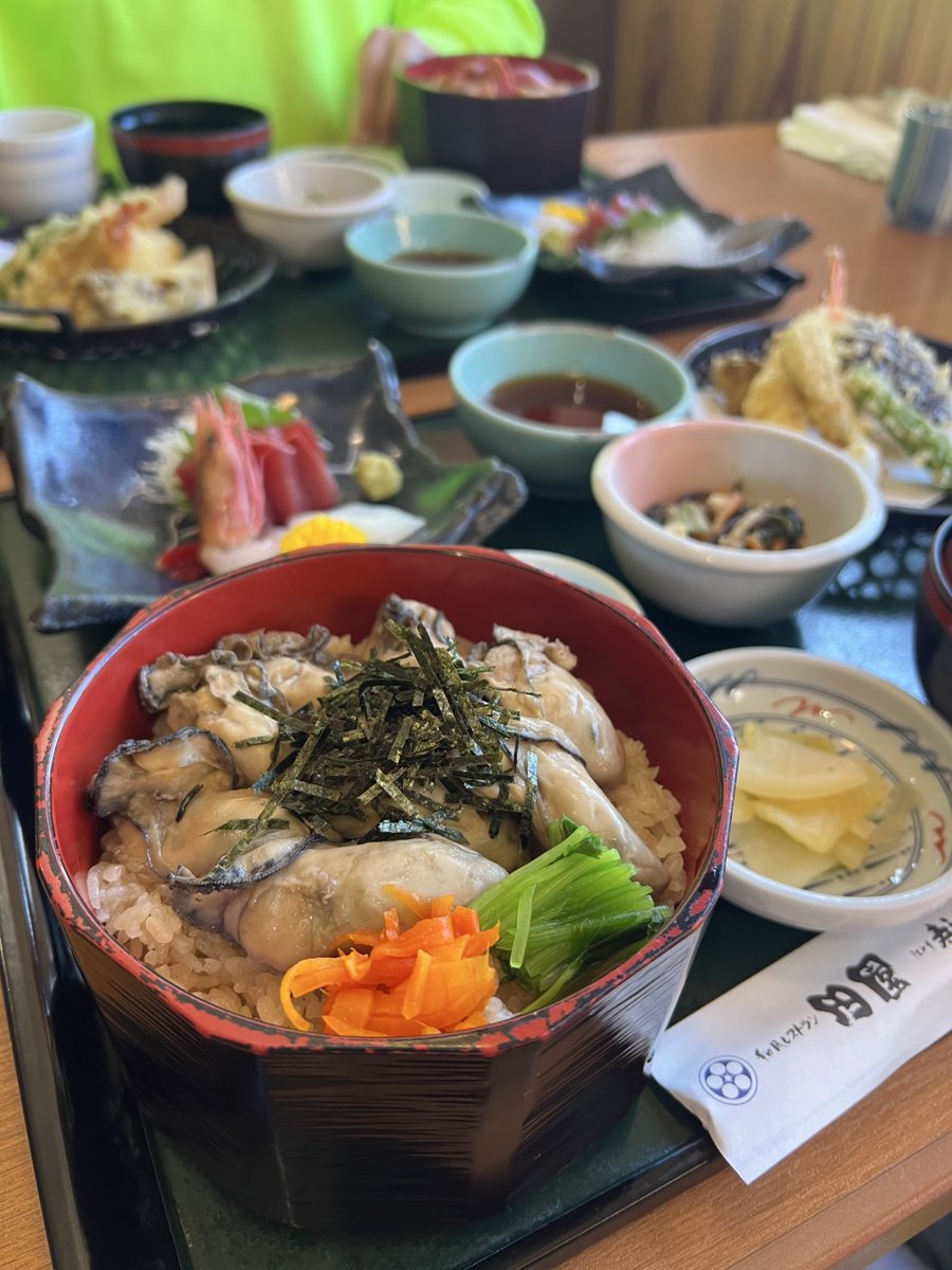mahujiii's tweet photo. 田園　山元町店
ハラコ飯が有名なお店✨

ハラコ飯はもうシーズンアウトでしたけど、ほっきめしと、かき飯食べてきました✨

ボリュームすごい✨

安定の嫁だけ生ビール🍺
（せこぉーーーー😖）

#田園
#山元
#宮城県
#ほっき飯
#かき飯
#ランチ https://t.co/GvziQe0HRi