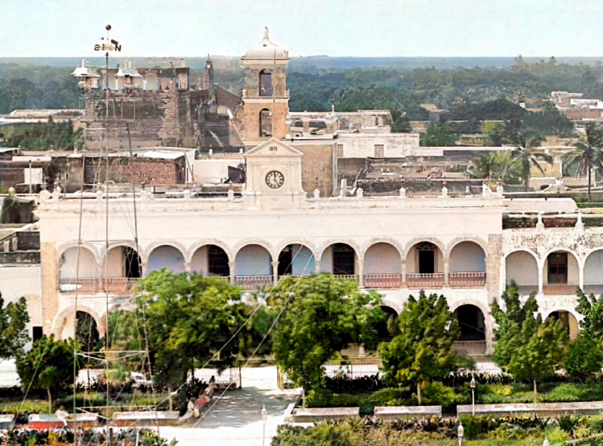 Plaza Grande, #Mérida, #Yucatán en la década de 1890. Palacio Municipal frente a la Calle 62, vista desde la torre de la Catedral.

Teoberto Maler