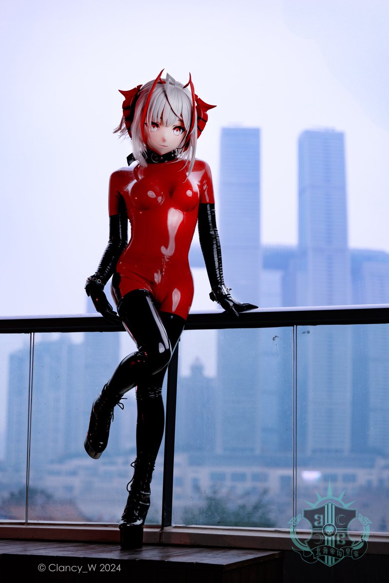 w的全新红色紧身作战服，喜欢红色乳胶小恶魔吗
摄影📷： <a href="/RankcyW/">Clancy_W 兰</a> 
头壳🎭： <a href="/Disiciyuan/">四次元</a> 
#kigurumi
#明日方舟