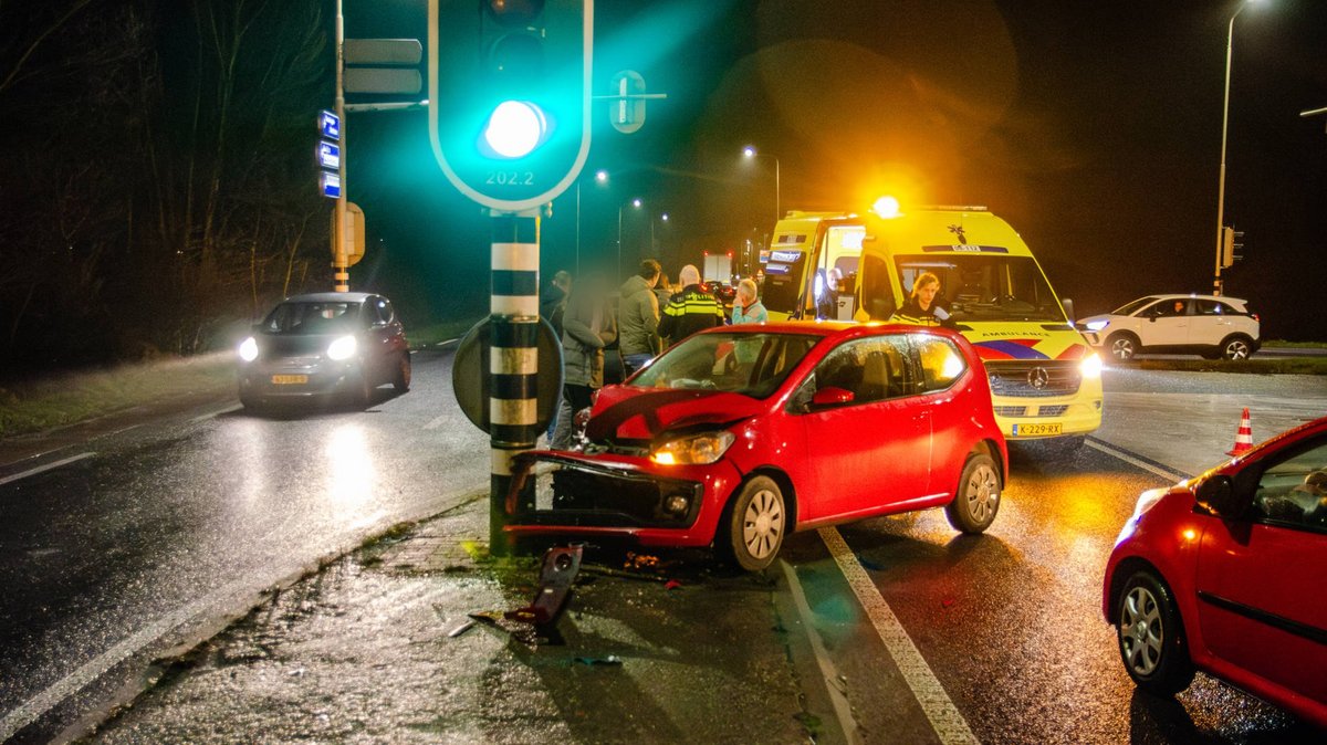 Auto botst tegen verkeerslicht • rookmelder voorkomt erger