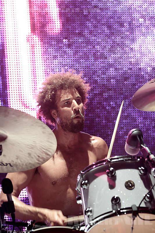 MaxxGhe's tweet photo. 30/12/1973.
Nasce a Baltimora (in Maryland) Jon Theodore.
Già batterista (fino al 2006) dei The Mars Volta, ha collaborato dal 2013 ad oggi con i Queens of the Stone Age.
"Emotion Sickness": https://t.co/mKessRr2LA 
#JonTheodore #QOTSA https://t.co/KUhNLmkCXc