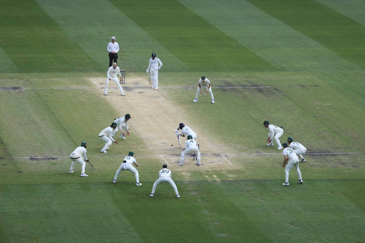 Haven't seen this many angry blokes surrounding Washington since January 6 👀