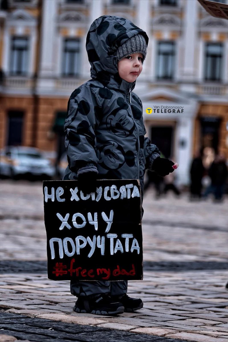 "I don't want a holiday, I want my Dad next to me"

#FreeAzov rally in #Kyiv, Sunday, December 29 🇺🇦