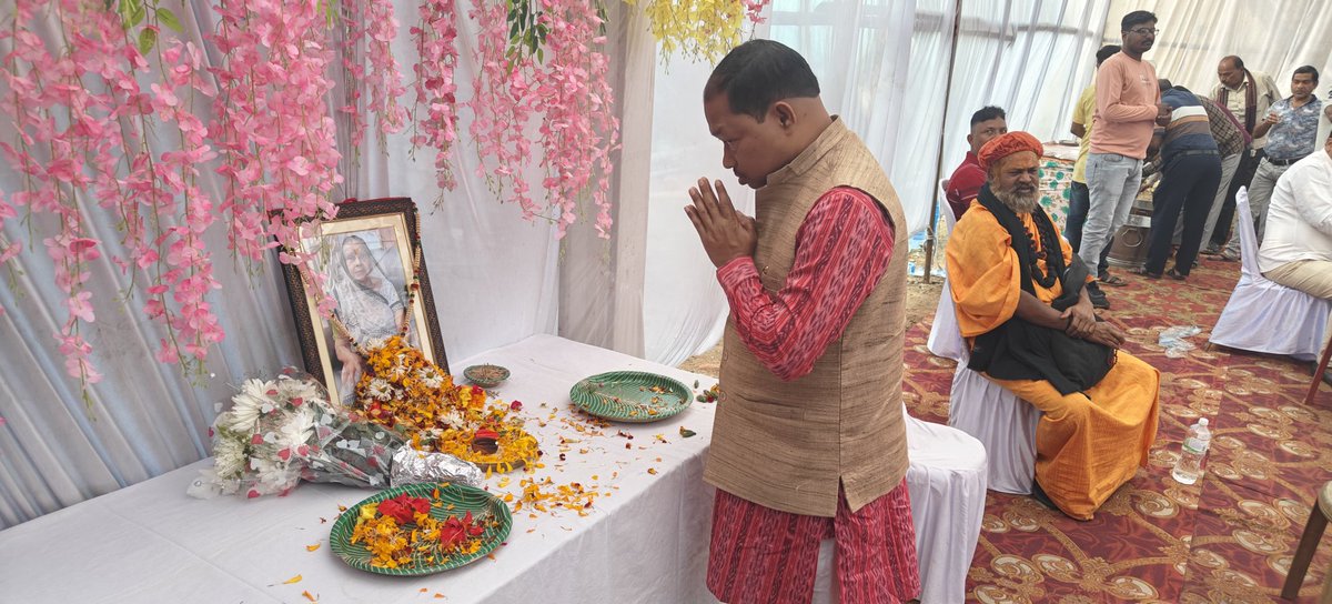 BhabaniSBhoi's tweet image. କଲୁଙ୍ଗା ଅଞ୍ଚଳର ମୋ ବନ୍ଧୁ ସଞ୍ଜିତ ସାହୁଙ୍କ ମା ଙ୍କ ଦ୍ବାଦଶ କାର୍ଯ୍ୟ ରେ ରେ ଯୋଗ ଦେଇ ଶ୍ରଦ୍ଧାଞ୍ଜଳି ଅର୍ପଣ କରିବା ସହ ଶୋକସନ୍ତପ୍ତ ପରିବାର ବର୍ଗଙ୍କୁ ଭେଟି ସମବେଦନା ଜଣାଇଥିଲି।
#ॐଶାନ୍ତି #kalunga