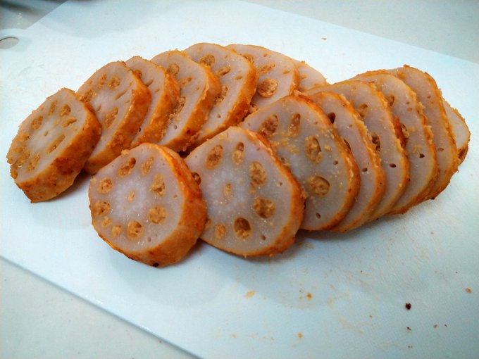 おお…もう明日、大晦日⁉完全にコロナで出遅れた…。
急ピッチで大掃除とおせち作り。
今日は辛子蓮根作った。
鶏ガラで出汁を取って明日茶わん蒸しと年越しそばの出汁に使う。
クラゲも塩抜きしなきゃ!
トイレ掃除は昨日の夜やったから今日はお風呂掃除。 