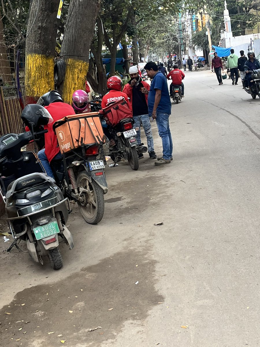 bro2code's tweet image. I don’t understand how Asha Tiffins restaurant got a license to use the road as parking space. Traffic is worsening with Zomato and Swiggy riders waiting on the road as the restaurant doesn’t provide parking for anyone collecting orders, along with Asha Tiffins customers parking…