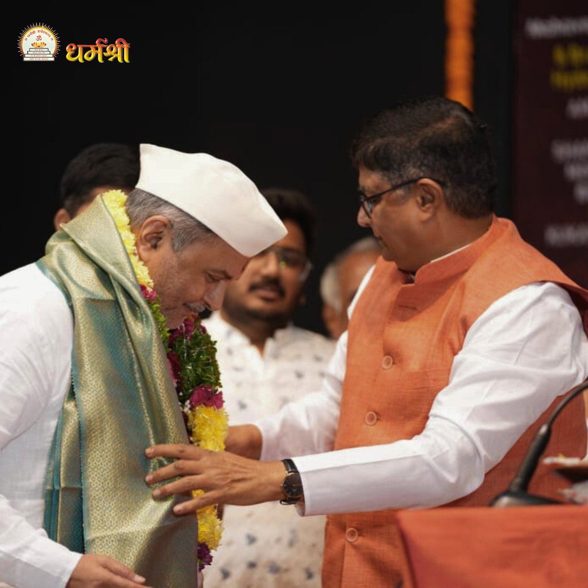 हैदराबाद ( भाग्यनगर ) में चल रही तीन दिवसीय श्रीकृष्ण नीति प्रवचन माला के अंतिम दिवस की पावन छविया !*
.
.
#श्रीकृष्णनीति #स्वामीगोविन्ददेवगिरिजी #गीता_परिवार 
#हैदराबाद #भारतीय_विद्या_भवन #प्रवचनमाला
#श्रीकृष्ण #आध्यात्मिकता #BhagavadGita #SpiritualJourney