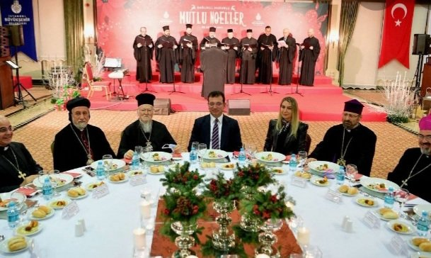 "Siyasal Aleviciler" namaz kılan oruç tutan siyasetçileri sevmezler.

Onlar Papazlar ile Portakallı Karides Izgara yiyip, Noel kutlayanları sever.

Devlet Bahçeli Adamdır!!